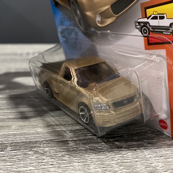 Hot Wheels | Hot Trucks #1 of 10: 1999 Ford F-150 SVT Lightning - 1:64 Scale - Picture 8 of 15